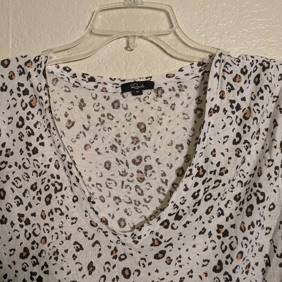 Rails Leopard Print V-Neck Women's Top Size Medium Pre-owned - Picture 3 of 4
